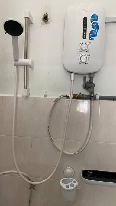 Homestay Delisha Parit Raja Uthm Esterno foto